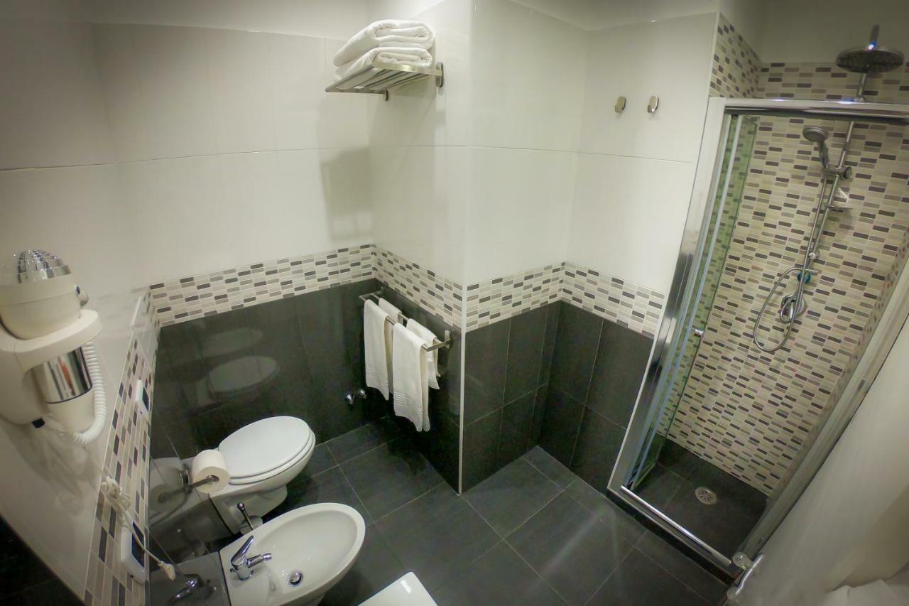 Camera Tripla con Bagno Privato e Balcone