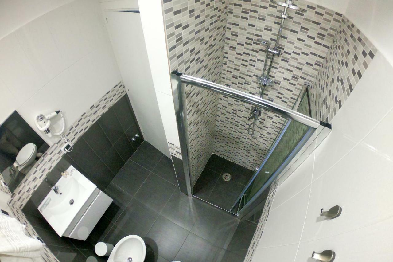 Camera Tripla con Bagno Privato e Balcone